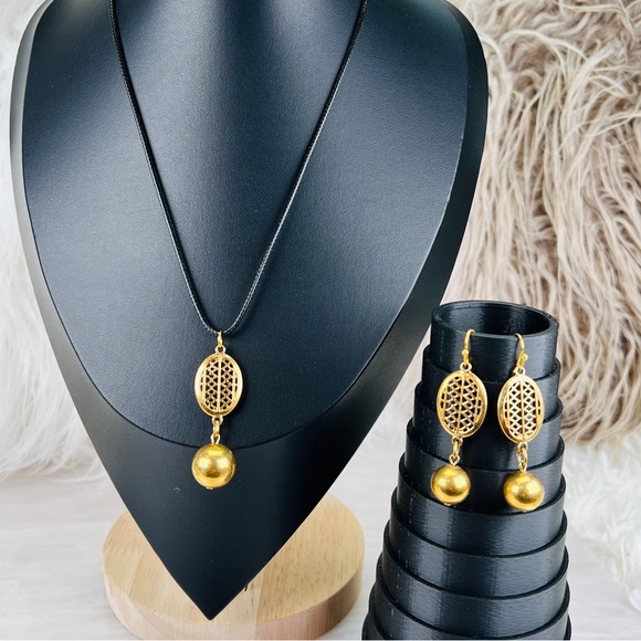Vintage goldtone weighted pendant & earring set + free 16” cord necklace